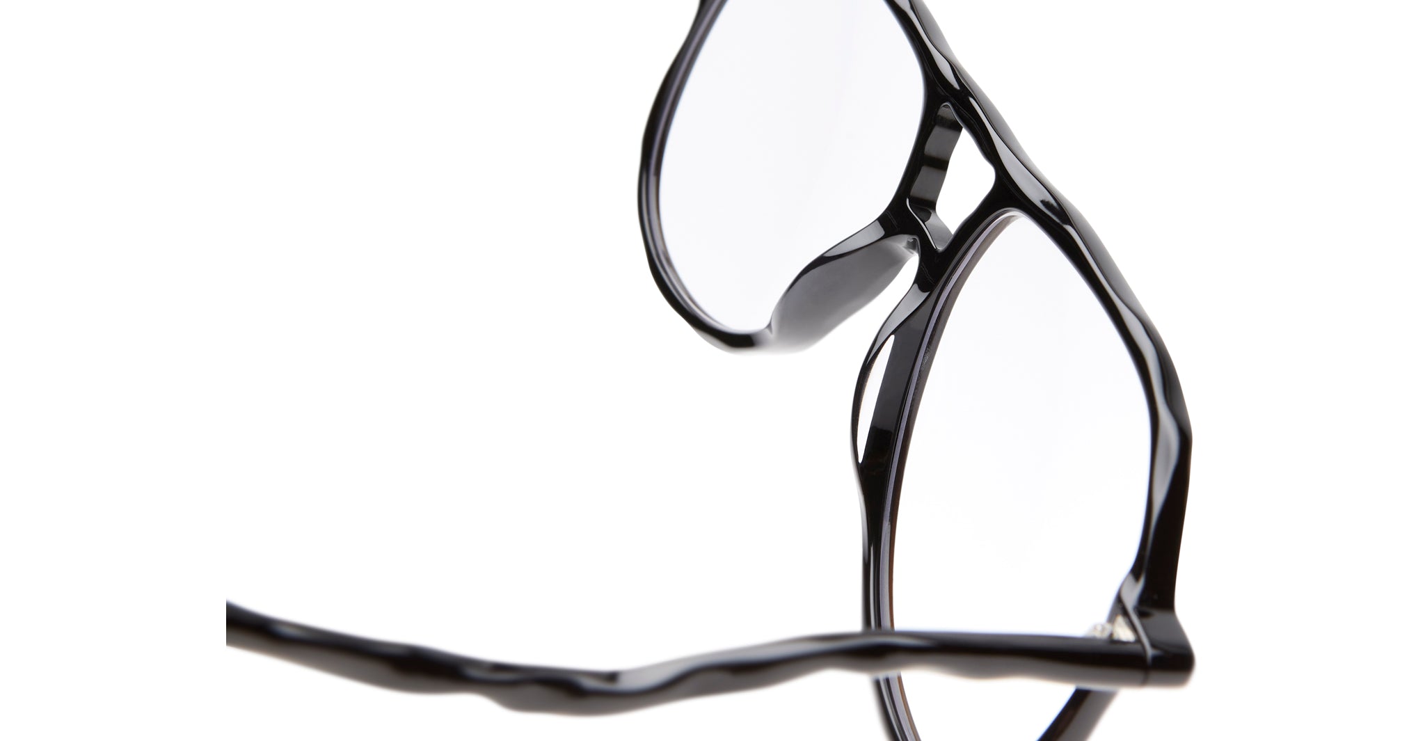 Close-up of KUBORAUM Kuboraum L10 black eyeglasses featuring a wavy, irregular frame, front view.