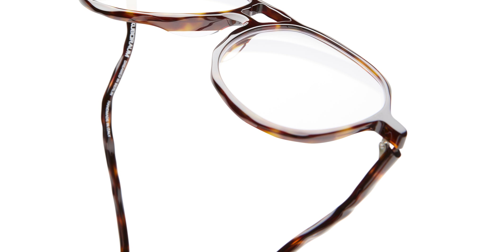 Kuboraum L10 eyeglasses by KUBORAUM, tortoiseshell frame with twisted temples, front view.