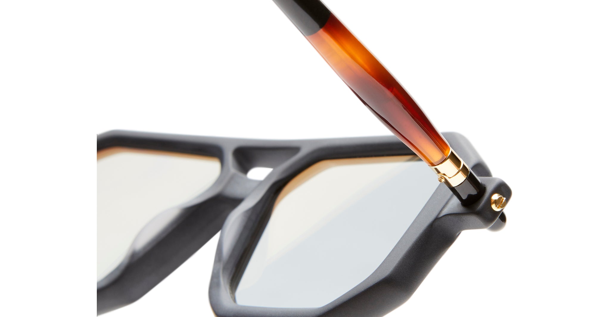 Kuboraum P8 Sunglass in Color BMH Black Matte Hinge Detail