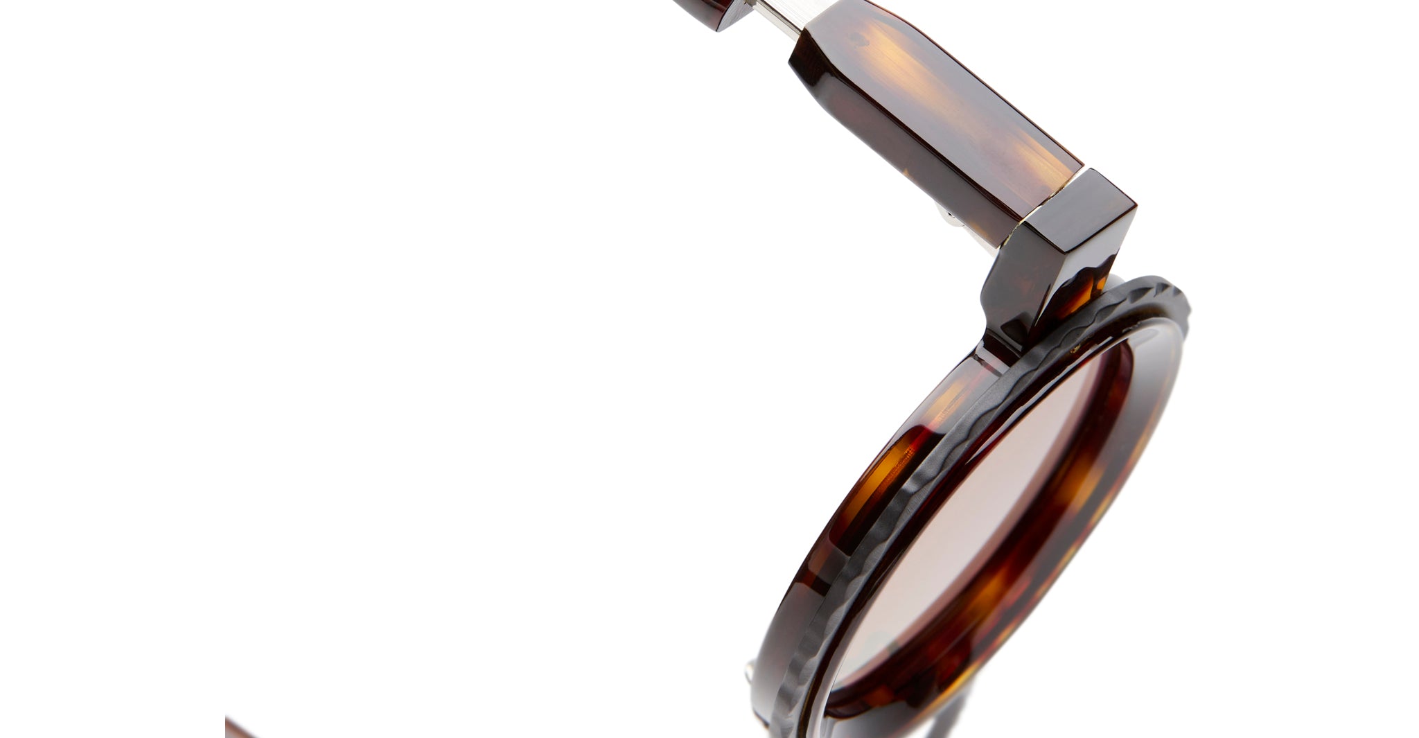 Close-up view of KUBORAUM Kuboraum Z3 brown tortoiseshell eyeglasses acetate hinge and frame.