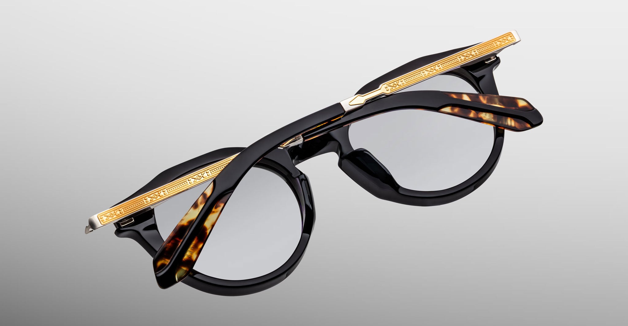 Jacques Marie Mage Desnos sunglasses, round shape, black and tortoiseshell frame, silver lenses, gold temples, front view.