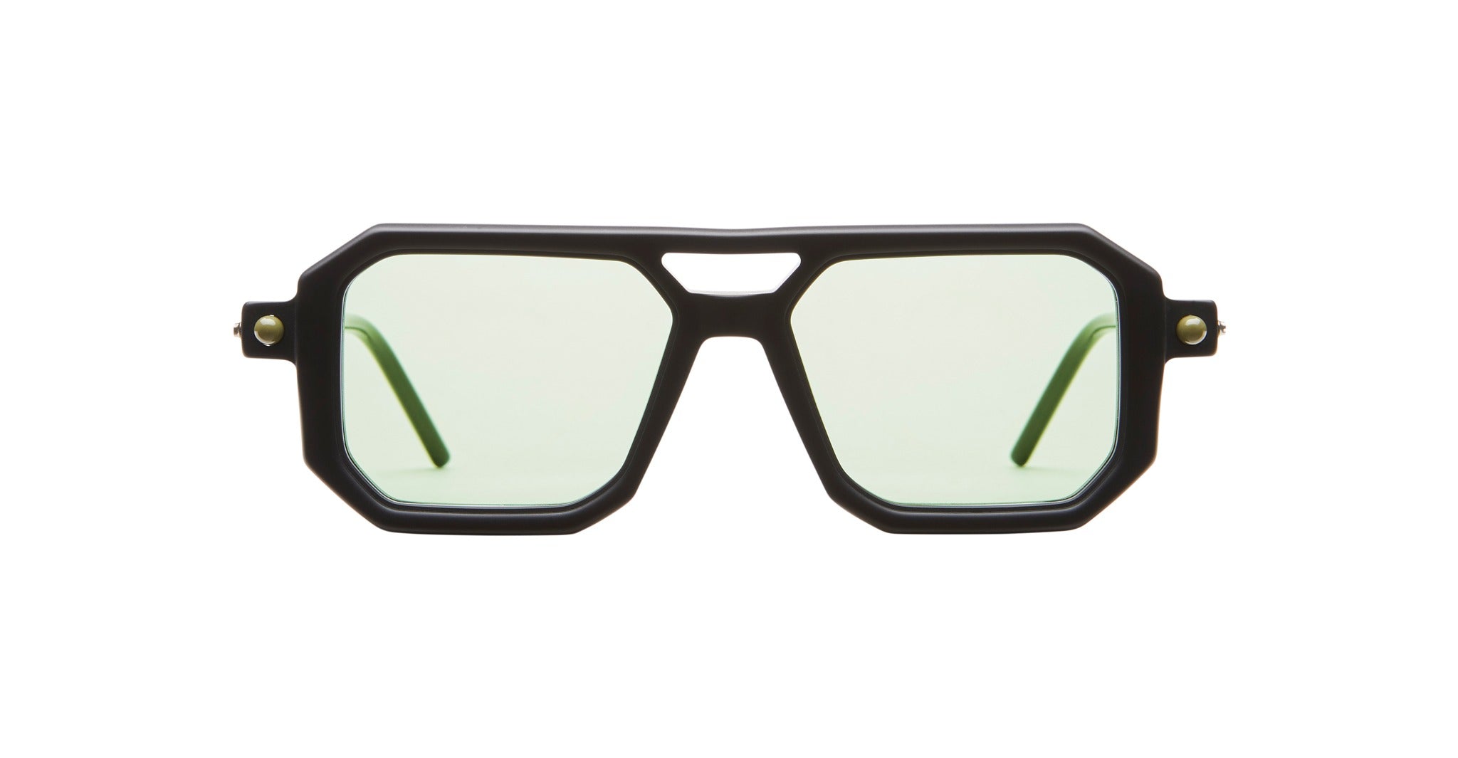 KUBORAUM P8 black geometric sunglasses with UV-protection green lenses, front angle.