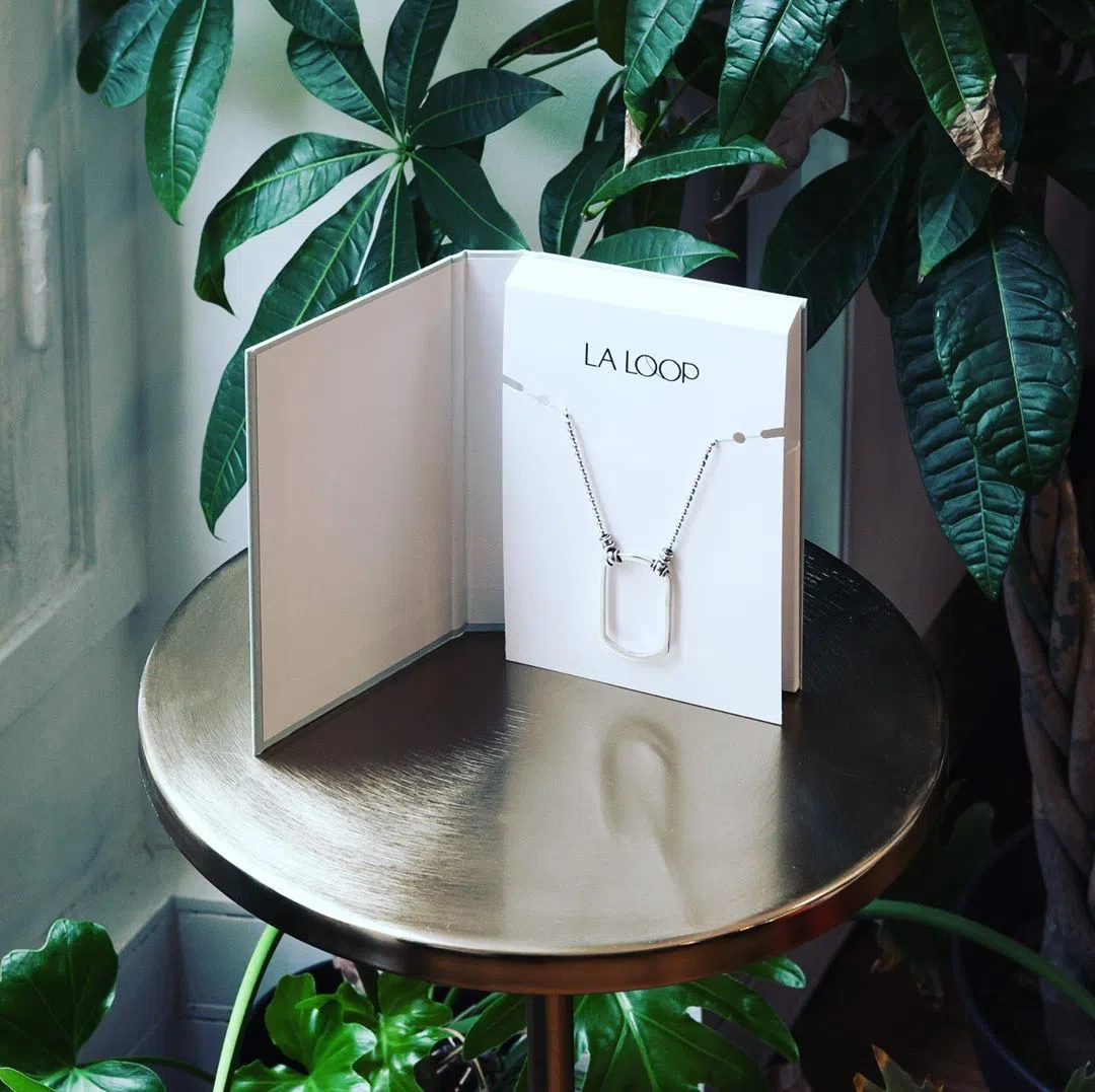 la loop packaging shown open