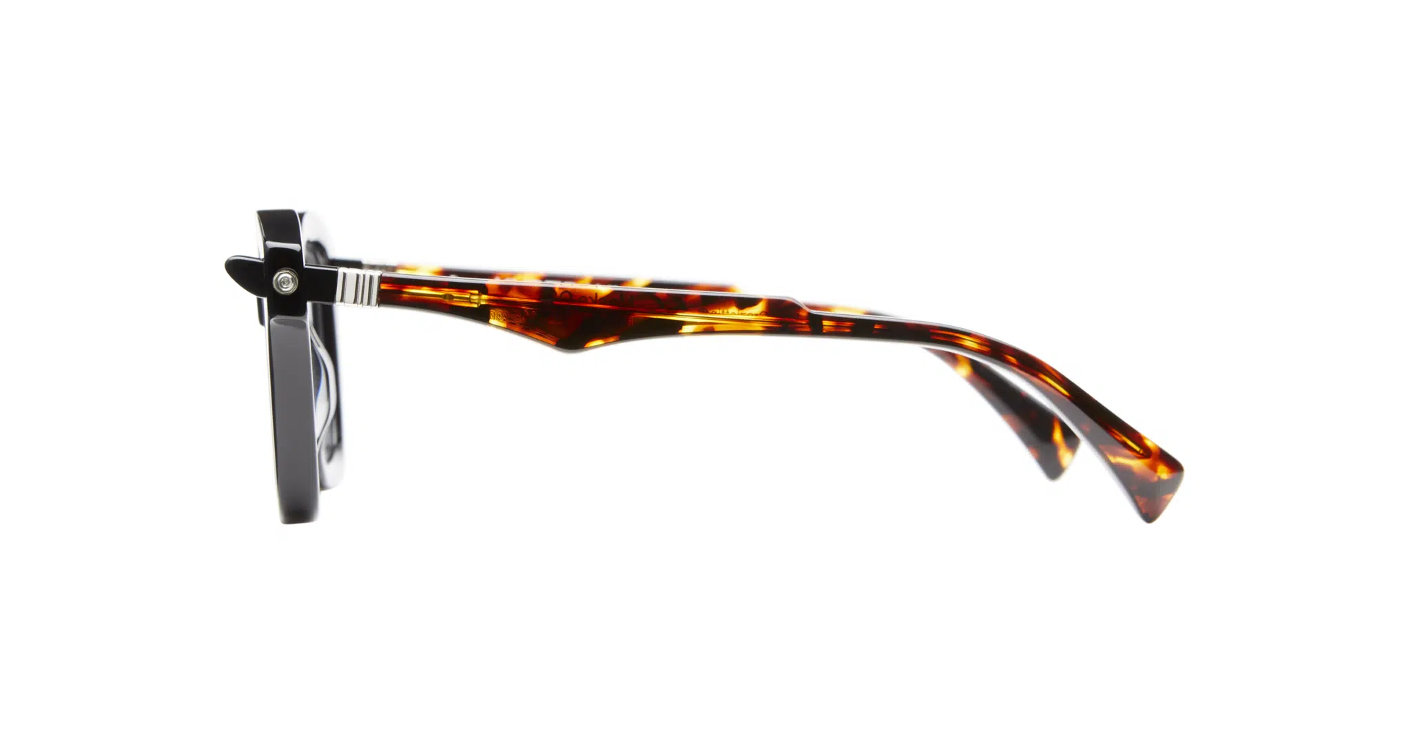 Kuboraum-Q3-BST-Black-Shine-KRO0Q3BST00000OP-Side-Dan-Deutsch Side view of Kuboraum Q3 eyeglasses featuring tortoiseshell-patterned arms and a black frame front, isolated on a white background.