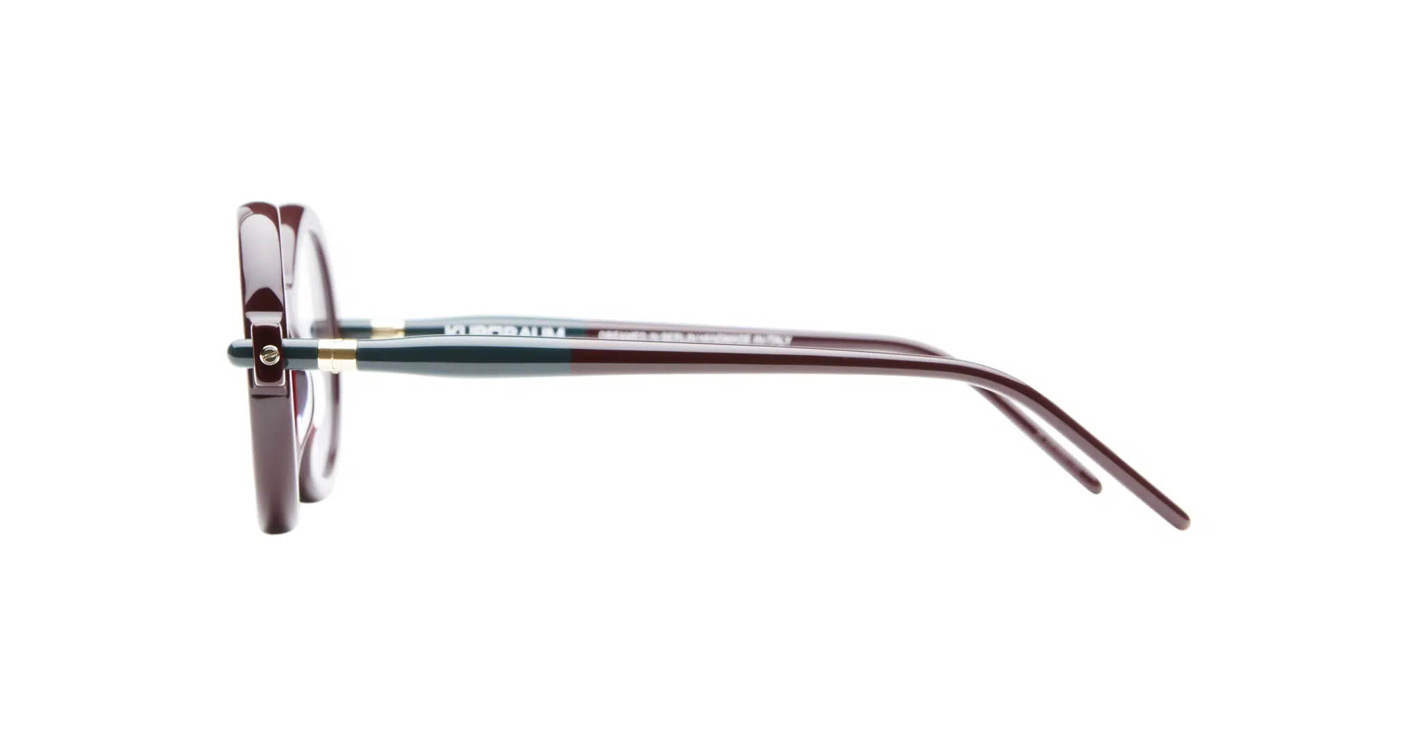 Kuboraum-P1-Bordeaux-KRO0P1DR000000OP-Side-Dan-Deutsch Side view of Kuboraum P1 eyeglasses with round maroon frames, maroon arms featuring a gold accent and blue-green detail near the hinges, displayed on a white background.