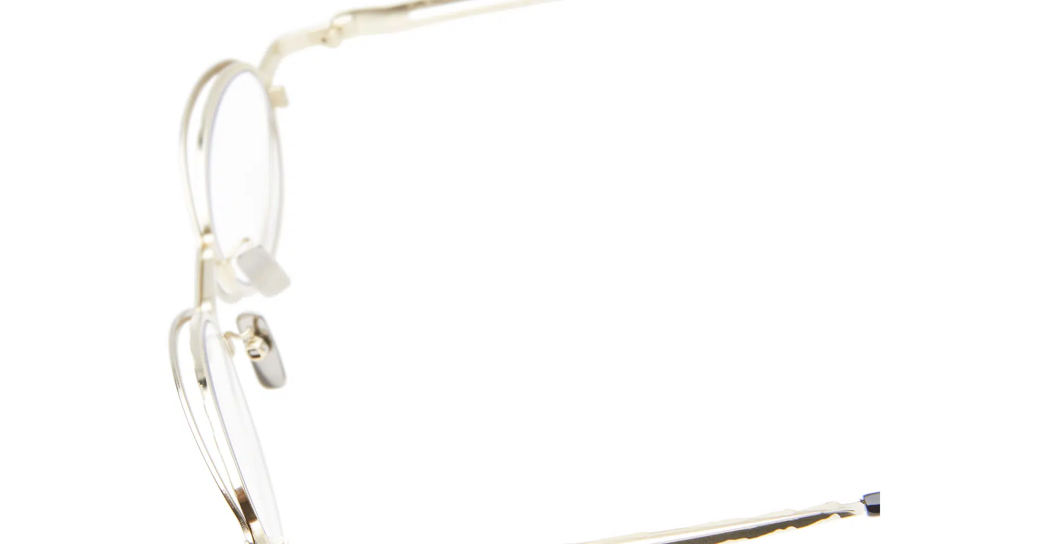 Kuboraum-H18-GD-Gold-Optical-KROH18GD000000OP-Detail3-Dan-Deutsch A close-up side view of the Kuboraum H18 gold-rimmed eyeglasses with clear nose pads, displayed against a white background.