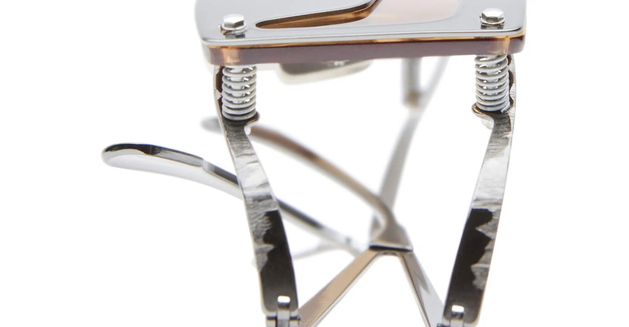 Kuboraum-I50 RH_DARK GUN METAL 04-Dan-Deutsch Close-up view of the metal hinges and springs on the temples of the Kuboraum I50 eyeglass frame, highlighting its intricate construction details.