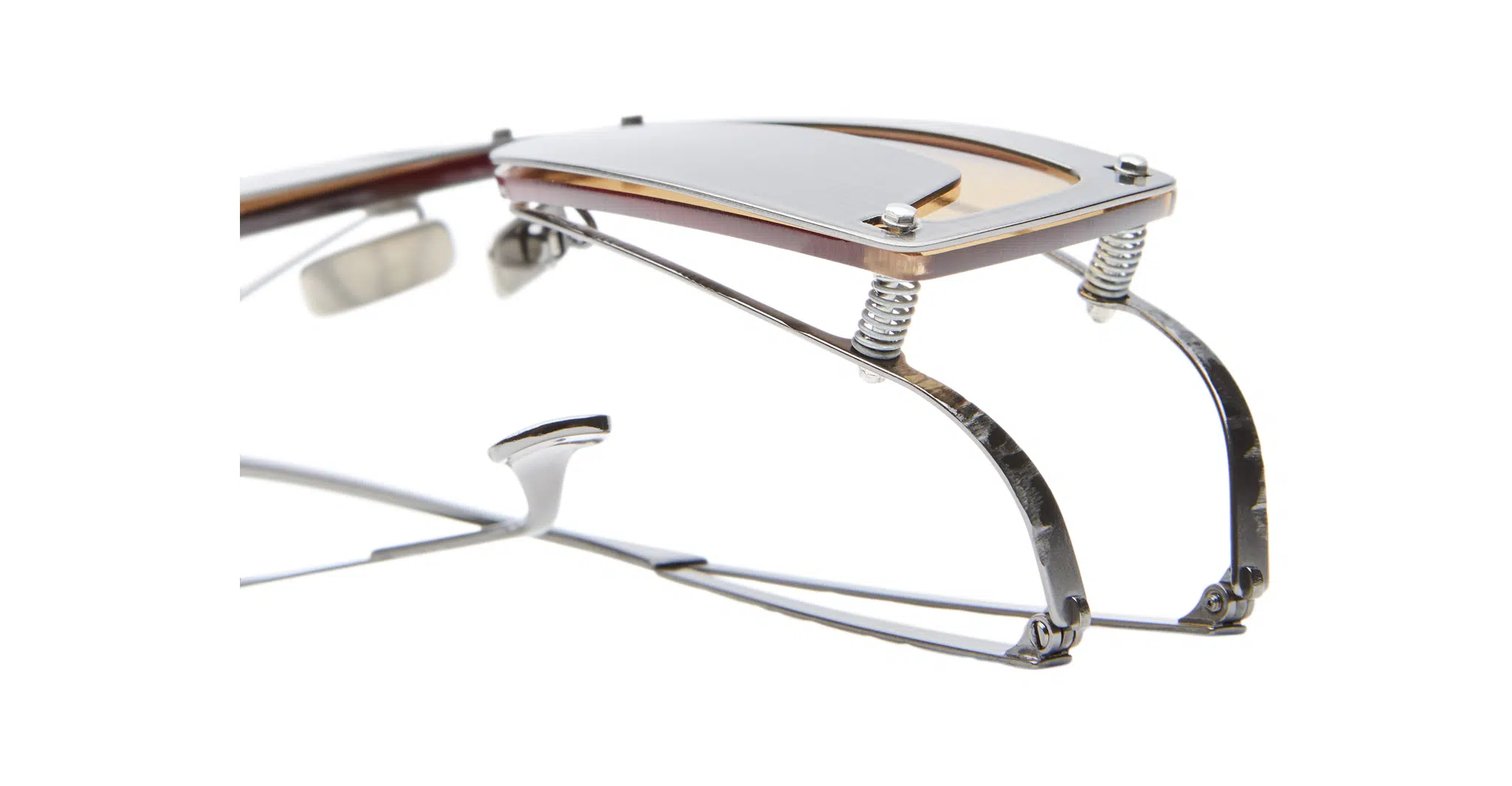 Kuboraum-I50 RH_DARK GUN METAL 05-Dan-Deutsch Close-up of Kuboraum I50 eyeglasses highlighting the intricate hinge with metal springs and layered temple design, set against a white background.