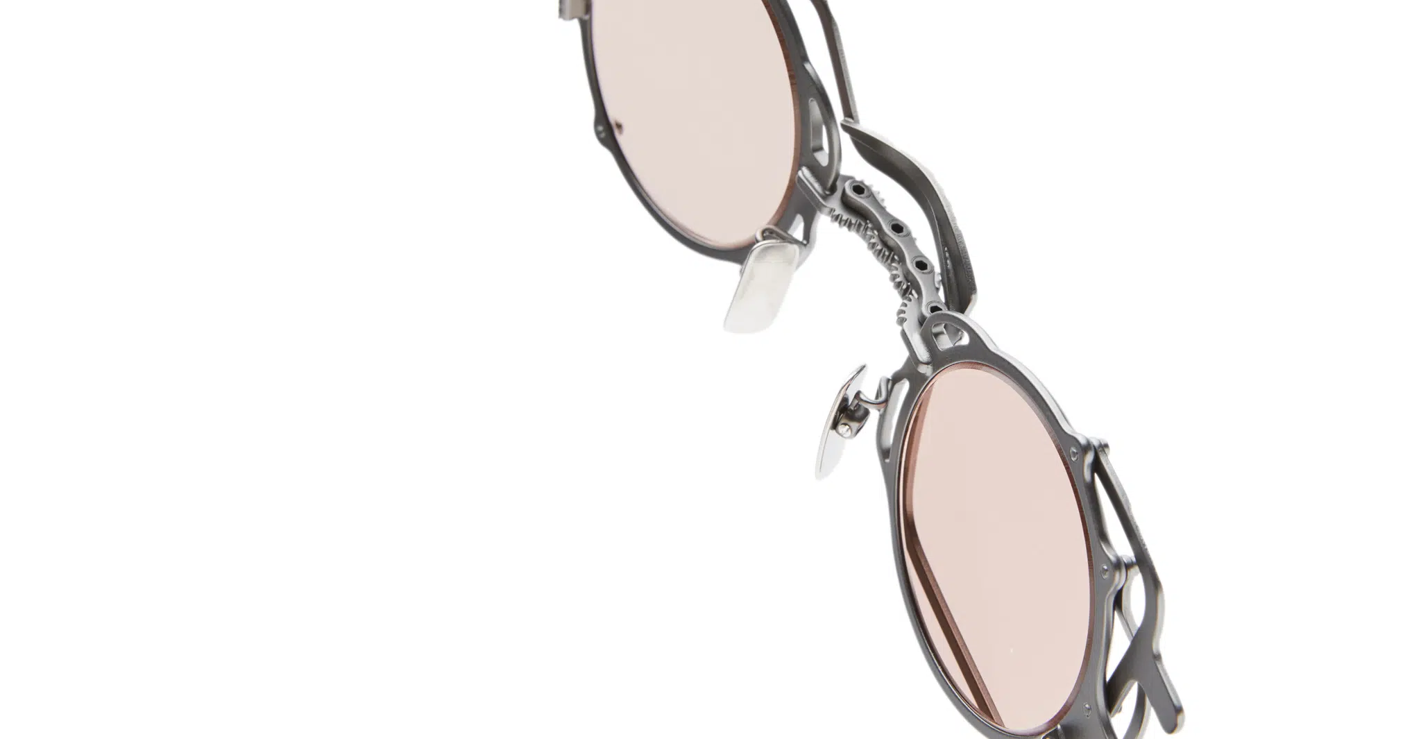 Kuboraum-Z50 RB_MATT DARK GUN METAL 09-Dan-Deutsch The Kuboraum Z50 sunglasses, featuring round pink-tinted lenses and a distinctive, detailed metallic frame, are shown against a white background.